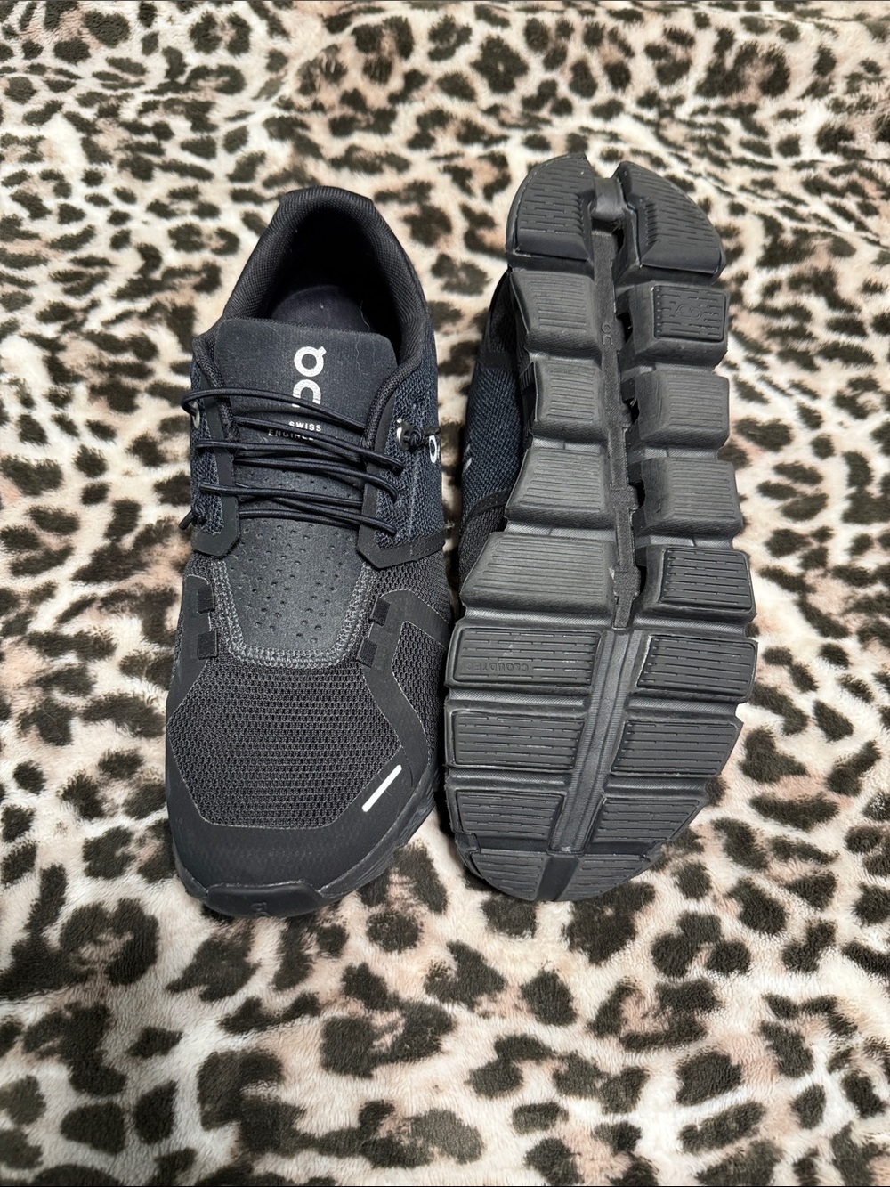On Running Women's All-Black Trail Sneakers - Picture 5 of 6
